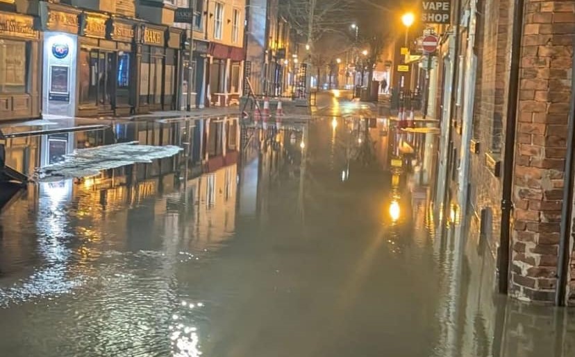 Burst Water Pipe Causes Chaos on Retford’s Carolgate, Affecting Local Businesses